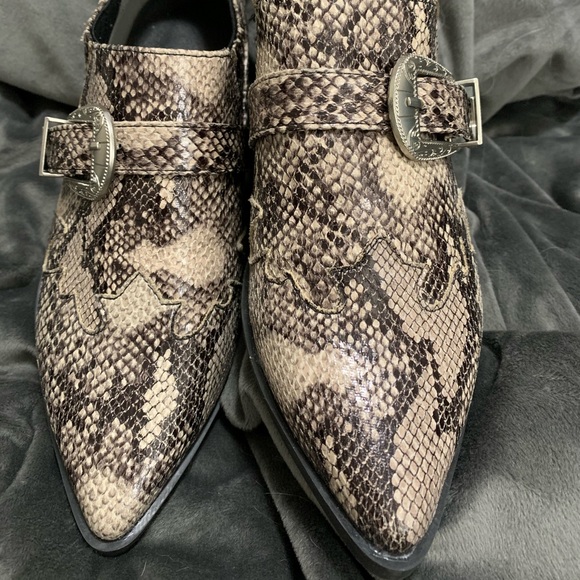 Snake skin print Ankle Boots - Picture 2 of 7